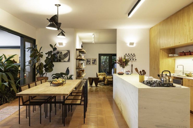 Khu vực bàn ăn rộng rãi, tràn ngập ánh sáng tự nhiên và cây xanh. Nguồn: Archdaily