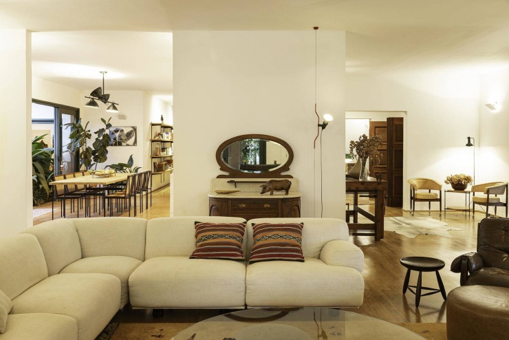 Sự kết nối liền mạch giữa phòng khách, phòng ăn và không gian bên ngoài. Nguồn: Archdaily