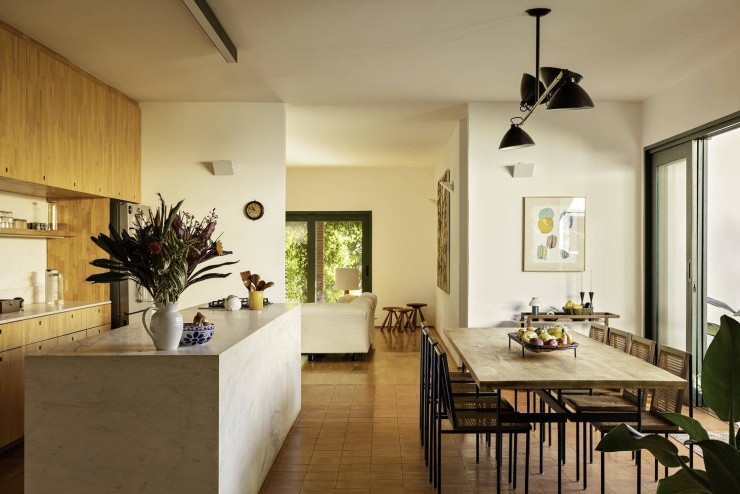 Bếp nằm ở vị trí trung tâm, kết nối trực tiếp với bàn ăn và khu vực sinh hoạt chung. Nguồn: Archdaily