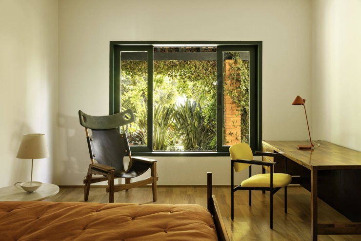 Nội thất phòng ngủ tối giản, đề cao sự thư giãn với ánh sáng tự nhiên ngập tràn. Nguồn: Archdaily