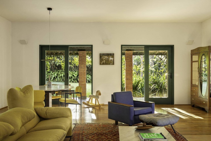 Màu sắc nội thất rực rỡ tạo điểm nhấn vui tươi, đối lập với sự tĩnh lặng của kiến trúc. Nguồn: Archdaily