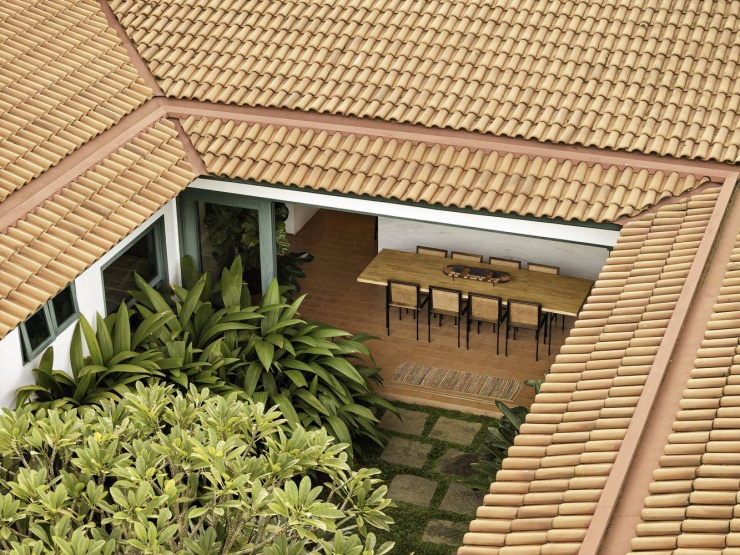 Sân trong xanh mát tạo nên một ốc đảo riêng tư cho ngôi nhà. Nguồn: Archdaily