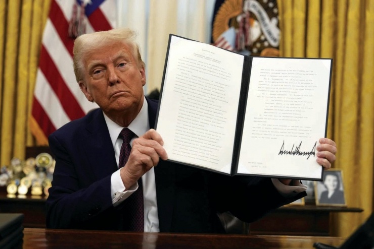 Tổng thống Mỹ Donald Trump ký sắc lệnh tại Phòng Bầu dục khi bắt đầu nhiệm kỳ thứ hai vào tháng 1/2025 Ảnh: AP