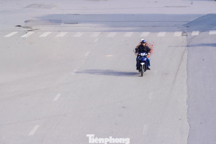 Gác lại công việc, người Hà Nội thong dong xuống phố ăn phở, uống cà phê - 1