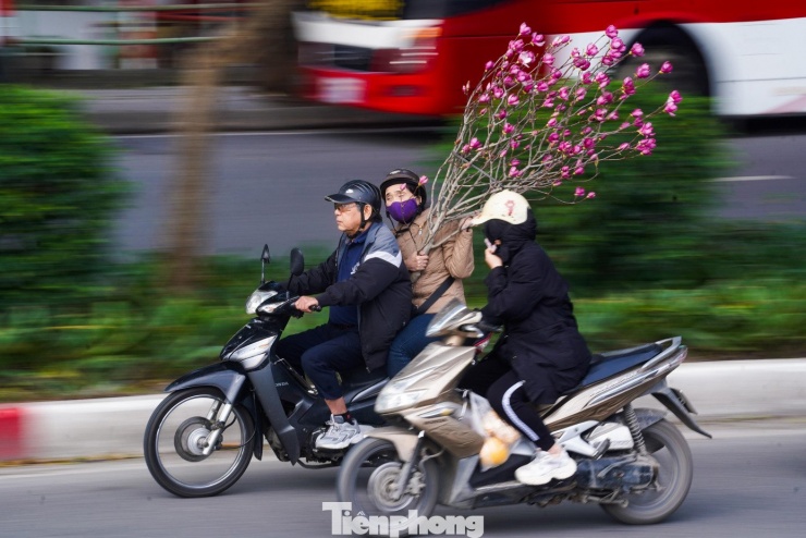 Gác lại công việc, người Hà Nội thong dong xuống phố ăn phở, uống cà phê - 7