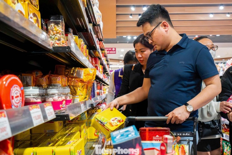 Gác lại công việc, người Hà Nội thong dong xuống phố ăn phở, uống cà phê - 6