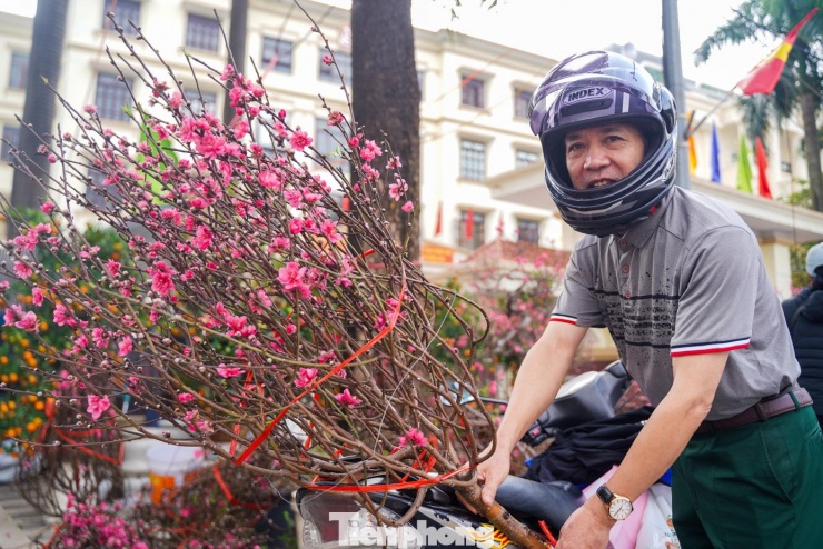 Gác lại công việc, người Hà Nội thong dong xuống phố ăn phở, uống cà phê - 8