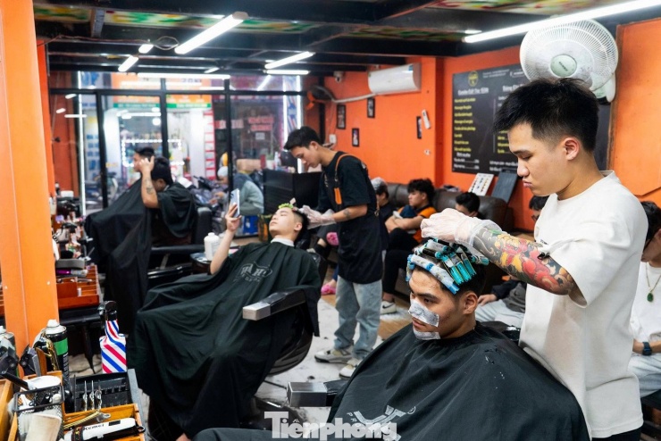 Gác lại công việc, người Hà Nội thong dong xuống phố ăn phở, uống cà phê - 12