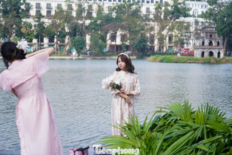 Gác lại công việc, người Hà Nội thong dong xuống phố ăn phở, uống cà phê - 15