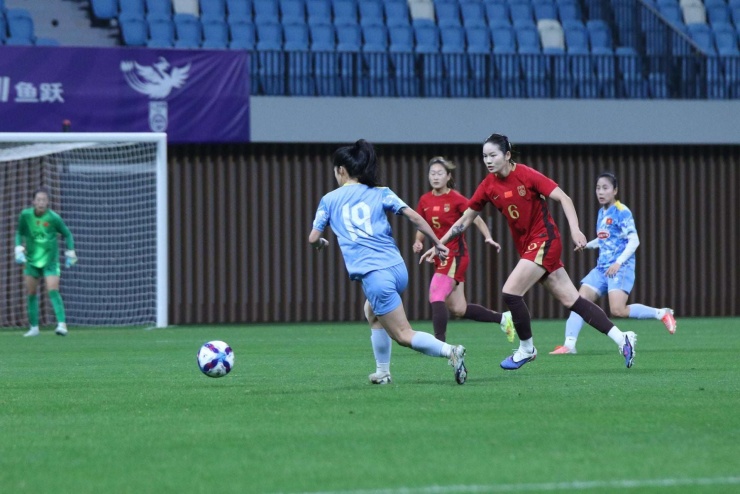 ĐT nữ Việt Nam để thua 1-6 trước ĐT nữ Trung Quốc trong trận giao hữu tối qua. Ảnh: VFF.