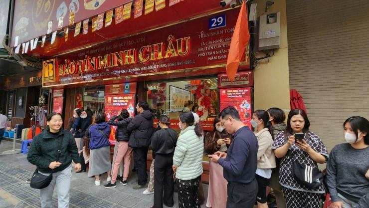 Người mua vẫn cố xếp hàng dù cửa hàng thông báo tạm dừng bán trong hôm nay 14/2. Ảnh: Thái Nguyễn