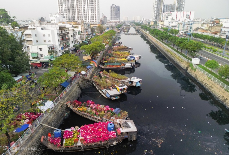 Chợ hoa trên bến dưới thuyền tấp nập ngày cận Tết - 1