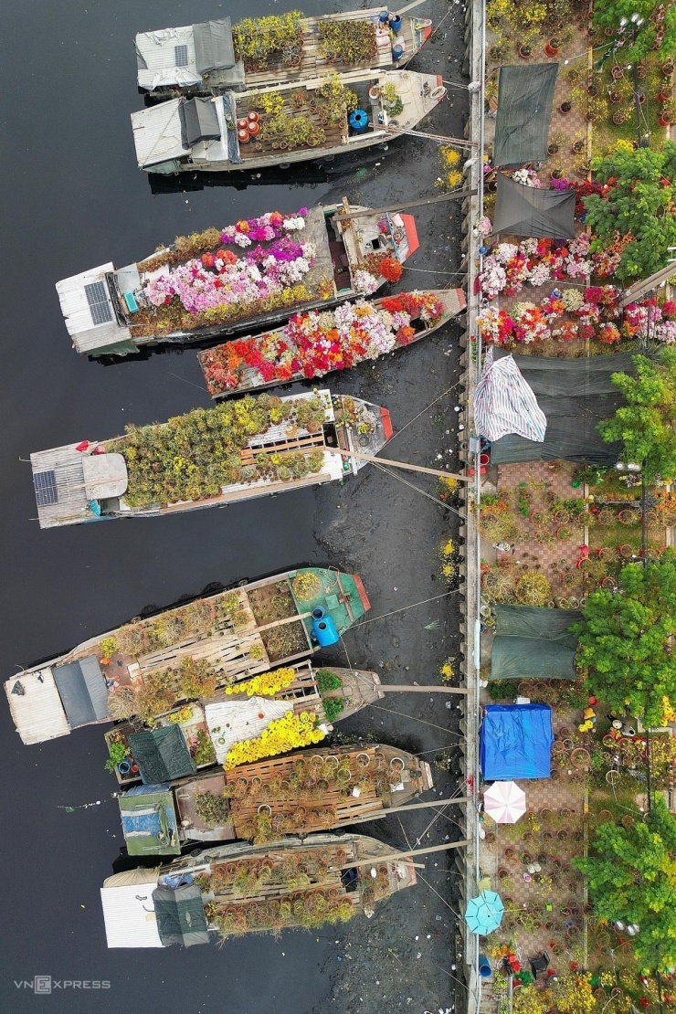 Chợ hoa trên bến dưới thuyền tấp nập ngày cận Tết - 2