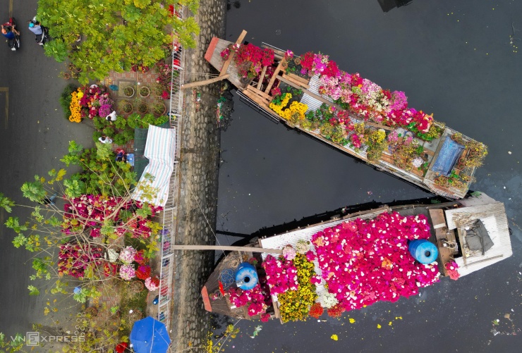 Chợ hoa trên bến dưới thuyền tấp nập ngày cận Tết - 3