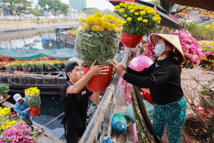 Chợ hoa trên bến dưới thuyền tấp nập ngày cận Tết - 10
