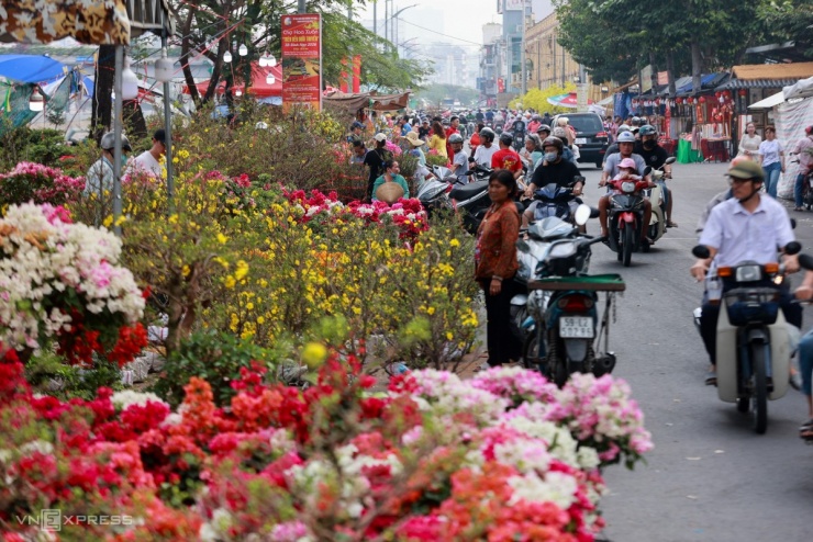 Chợ hoa trên bến dưới thuyền tấp nập ngày cận Tết - 12