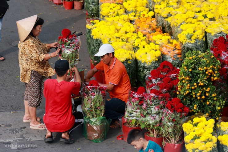 Chợ hoa trên bến dưới thuyền tấp nập ngày cận Tết - 14