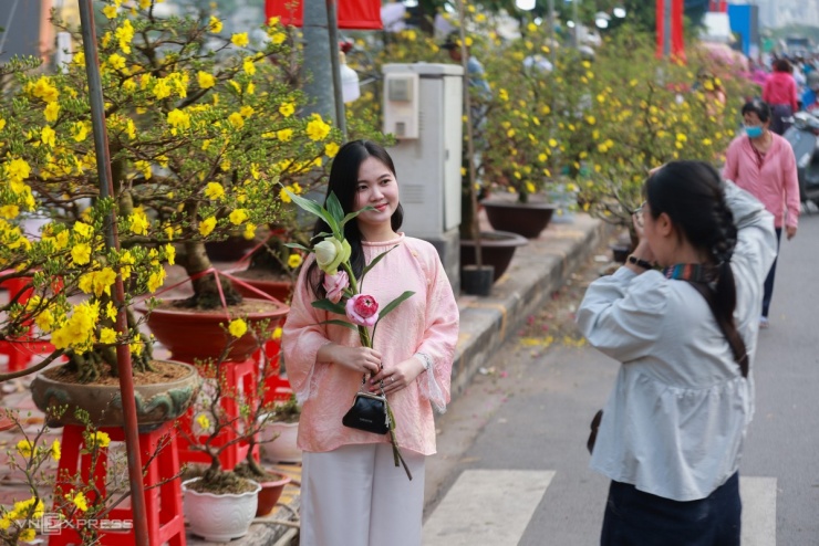 Chợ hoa trên bến dưới thuyền tấp nập ngày cận Tết - 16