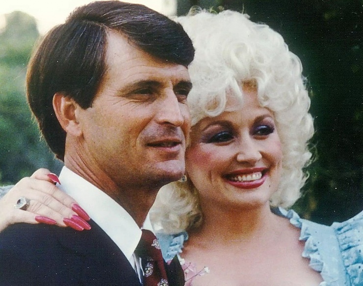 Ca sĩ Dolly Parton và doanh nhân Carl Dean là một trong những cặp sao có cuộc hôn nhân hạnh phúc nhất Hollywood. Cả hai hẹn hò khi bà 18 tuổi, kết hôn năm 1966 giữa lúc sự nghiệp của bà trên đà phát triển. Trò chuyện với Entertainment Tonight năm 2016, Carl Dean cho biết ông đã muốn cưới bà ngay từ giây phút đầu hai người gặp nhau ở Nashville năm 1964. Ảnh: Trang web của Dolly Parton