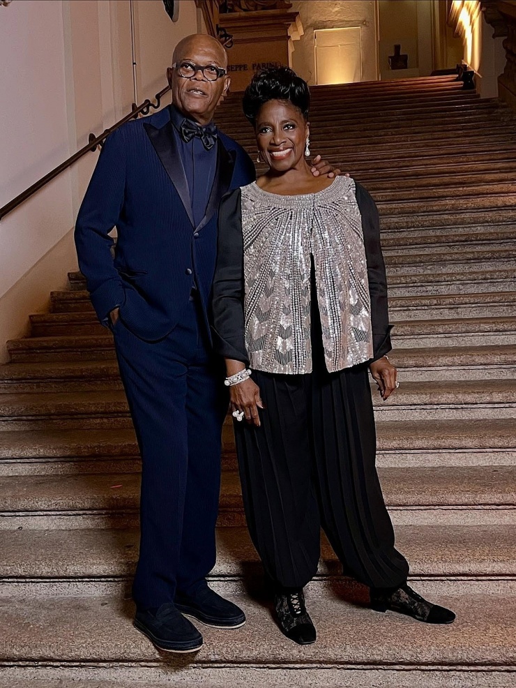 Tài tử Samuel L.Jackson, hiện 78 tuổi, và vợ - diễn viên LaTanya Richardson Jackson, 77 tuổi - quen biết nhau từ lúc là sinh viên trong những năm 1970. Hai người kết hôn năm 1980, có với nhau một con gái. Đến nay, họ luôn sánh đôi trong nhiều sự kiện, thường công khai bày tỏ tình cảm, ủng hộ công việc của nửa kia. Ảnh: Instagram/ LaTanya Richardson Jackson