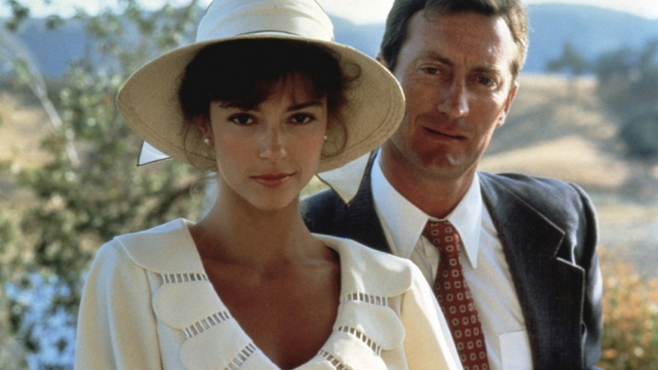 Rachel Ward, hiện 69 tuổi, và Brynan Brown, 79 tuổi, gặp nhau lần đầu trên phim trường Tiếng chim hót trong bụi mận gai vào những năm 1980. Trong phim, hai nhân vật Meggie (do Rachel thủ vai) và Luke (Bryan Brown) có cuộc hôn nhân chóng vánh nhưng ngoài đời, cặp sao bên nhau hơn bốn thập niên. Ảnh: Alamy