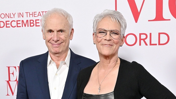 Sao Freaky Friday Jamie Lee Curtis, 68 tuổi, và diễn viên Christopher Guest, 78 tuổi, bên nhau 42 năm. Theo Elle, chuyện tình của họ kỳ lạ nhưng lãng mạn bởi Jamie biết Christopher sẽ là chồng của bà ngay từ lần đầu thấy ông trên một trang tạp chí năm 1984. Cùng năm, họ kết hôn sau gần sáu tháng hẹn hò. Ảnh: FilmMagic