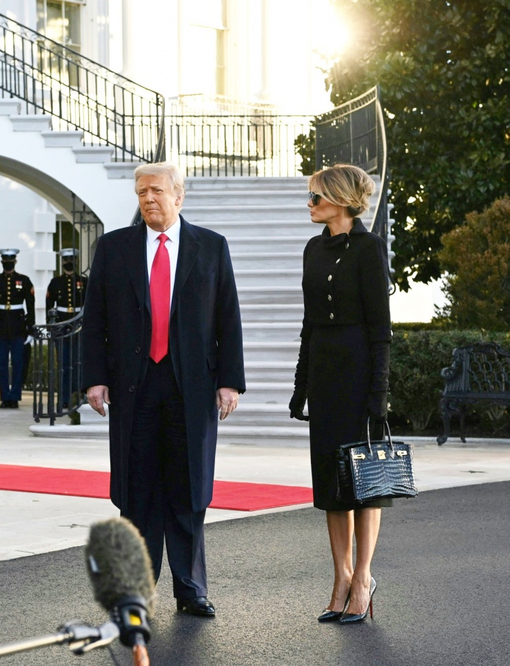 Theo Elle, phu nhân tổng thống Mỹ nổi tiếng với bộ sưu tập túi Hermes, trong đó Matte Niloticus Crocodile Birkin 25 nằm trong số chiếc đắt đỏ mà bà yêu thích, thường xuyên mang theo. Bà Melania Trump từng xách nó khi rời Nhà Trắng tháng 1/2021, đi họp ở London năm 2019. Thiết kế bằng da cá sấu, ước tính 100.000 USD (2,5 tỷ đồng) trên thị trường đồ cũ. Theo Instyle, nó là một trong những loại túi xách khó tìm mua nhất. Ảnh: AFP