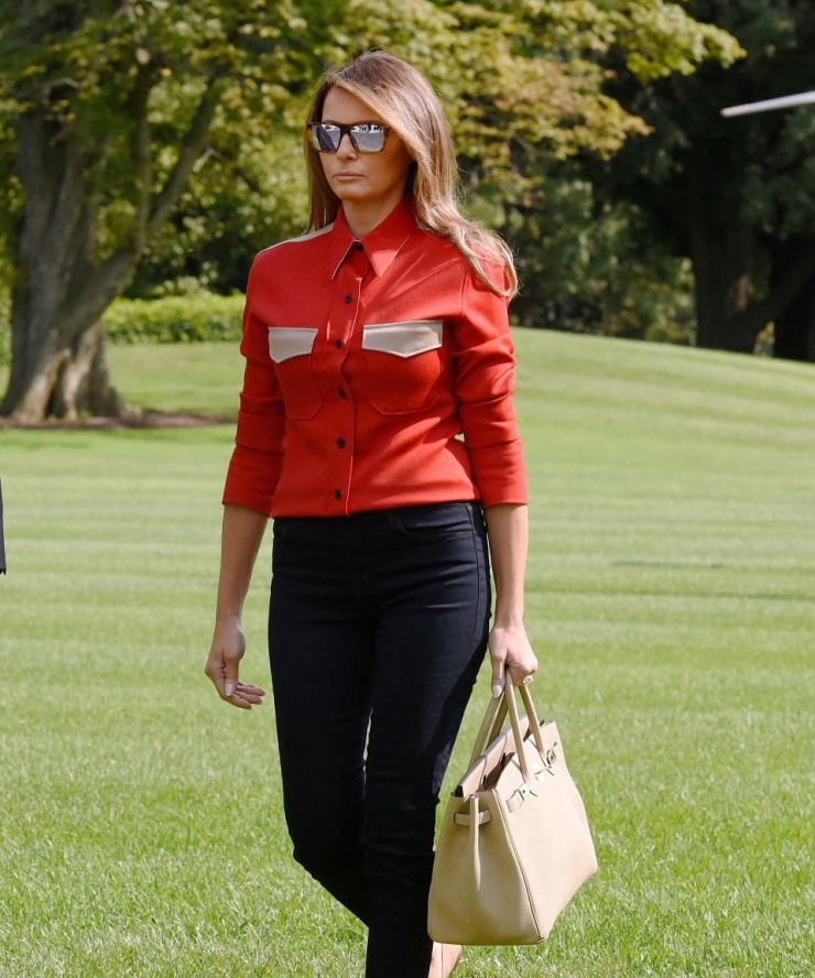 Thỉnh thoảng, bà còn được trông thấy xách chiếc Trench Tote Birkin với giá khoảng 20.000 USD (519 triệu đồng). Ảnh: Pinterest