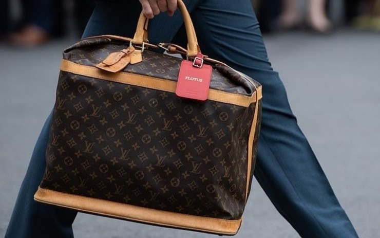 Bà Melania Trump còn sở hữu bộ sưu tập túi hành lý từ Louis Vuitton. Tháng 8/2024, bà rời khỏi Tháp Trump với ba lô Keepall Bandoulière 2.700 USD (70,1 triệu đồng), túi Cruiser Bag 3.150 USD (81,8 triệu đồng), túi Sirius. Ảnh: Pinterest