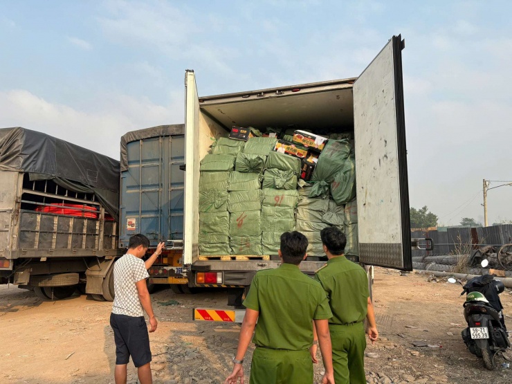 Lực lượng chức năng kiểm tra số hàng hóa trên 2 xe tải đông lạnh. Ảnh: CACC.