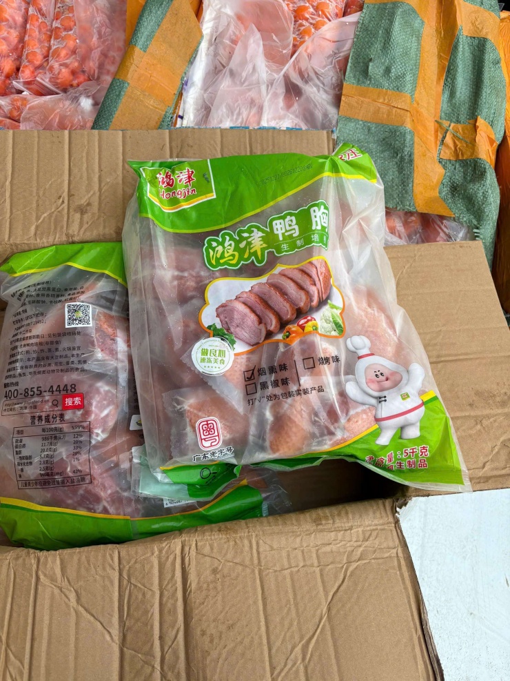 Phát hiện 2 xe tải chở gần 30 tấn vú heo, lạp xưởng nướng, lườn ngỗng đông lạnh không rõ nguồn gốc - 2