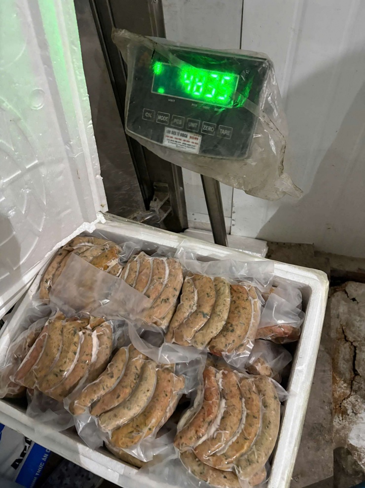Số thực phẩm mà cơ quan chức năng thu giữ. Ảnh: CACC