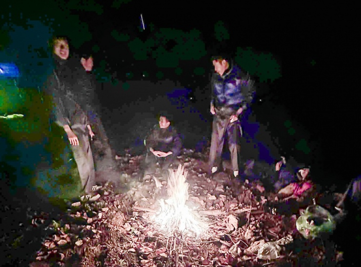 Nhiều người dừng xe để đốt lửa sưởi ấm trong chốc lát rồi di chuyển tiếp.