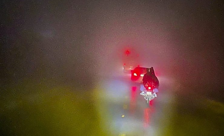 Đêm đến, sương mù che lấp tầm nhìn khiến việc di chuyển của các phương tiện gặp khó khăn và nguy hiểm.