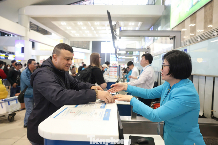 Có mặt tại sân bay Nội Bài hôm nay để làm thủ tục đi Phú Quốc, Michael - du khách đến từ Đức - cho biết mặc dù các quầy thủ đều chật kín người và hành lý khiến thời gian làm thủ tục của mọi người có thể kéo dài hơn một chút, nhưng anh thấy ai ai cũng đều rạng rỡ cả.