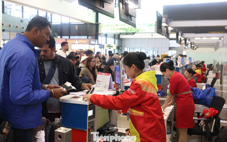 Rahul (34 tuổi), nhân viên một công ty du lịch Ấn Độ tại Hà Nội cho biết cùng đồng nghiệp chọn bay sớm từ Hà Nội vào TPHCM để tránh đông, nhưng vẫn “bị choáng” trước cảnh tượng đông nghẹt thở tại sân bay Nội Bài. “Mọi người rất vội, nhưng tôi thấy ai cũng háo hức vì họ đang về quê để ăn Tết Nguyên đán” Rahul nói.