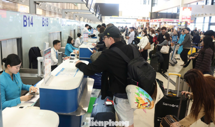 Dòng người ùn ùn đến sân bay Nội Bài để về nhà đón Tết.