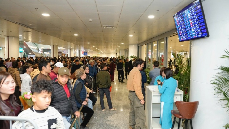 Sân bay Nội Bài đông nghịt - 4