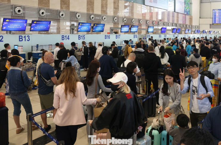 Theo đại diện sân bay Nội Bài, hôm nay sân bay bước vào cao điểm trước Tết khi đón gần 116.300 lượt khách với 674 chuyến bay cất hạ cánh; trong đó khách nội địa gần 66.300 lượt, khách quốc tế gần 50.000 lượt.