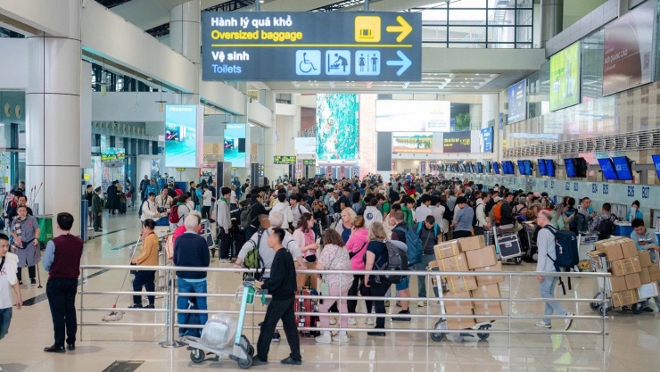 Trong đó, từ ngày 10-16/2, sân bay phục vụ hơn 725.000 lượt khách, tăng 16% so với cùng kỳ năm trước, với gần 4.470 lượt chuyến bay. Ngày 15/2, lượng khách dự kiến vượt 116.000 lượt, cùng hơn 670 chuyến bay cất hạ cánh.