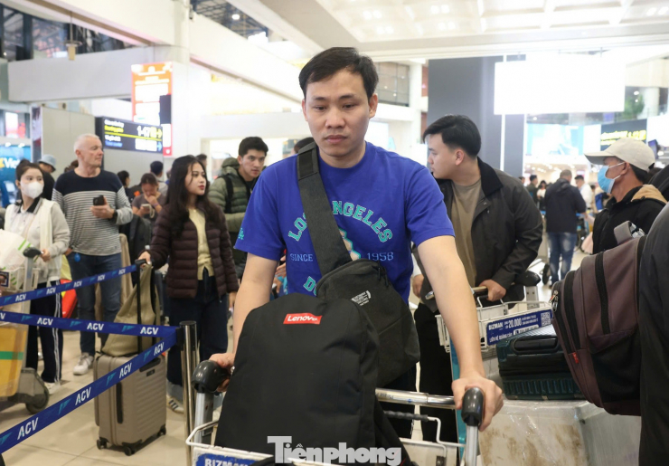 Đại diện Cảng Hàng không Nội Bài khuyến cáo hành khách nên chủ động làm thủ tục trực tuyến như check-in qua website, ứng dụng di động, kiosk tại sân bay hoặc sử dụng sinh trắc học trên nền tảng VNeID để tiết kiệm thời gian.