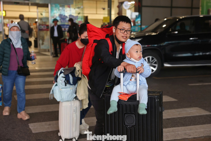 Để giảm áp lực cho nhà ga và khu vực đỗ xe, hành khách cũng được khuyến khích hạn chế người thân đưa tiễn và ưu tiên sử dụng phương tiện vận tải công cộng.