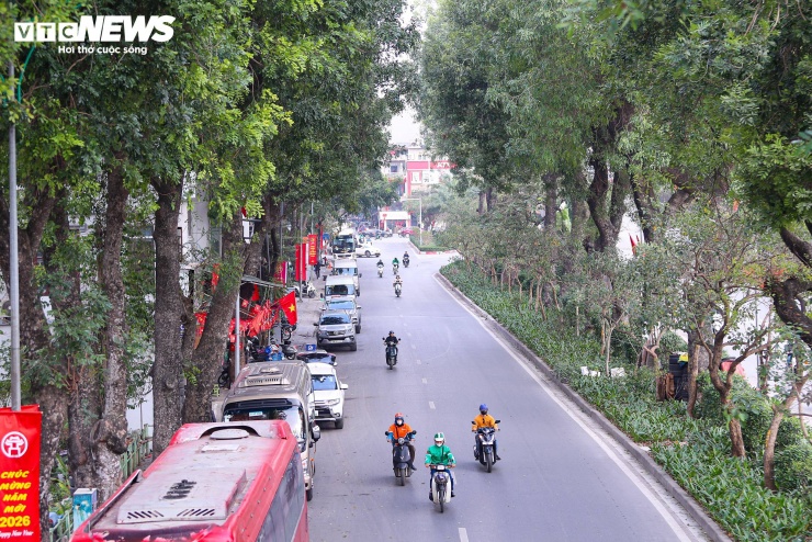 Ngày 27 Tết - thời điểm bắt đầu kỳ nghỉ Tết Nguyên đán kéo dài 9 ngày - đường phố Hà Nội trở nên thông thoáng lạ thường. Nhiều người tranh thủ ra phố mua sắm, dạo chơi, cảm nhận không khí xuân rộn ràng.
