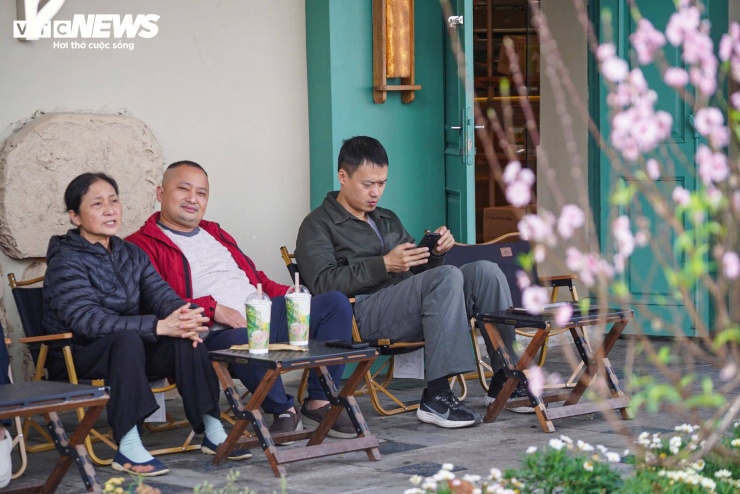 Ngày đầu nghỉ Tết, Hà Nội vắng xe, người dân thong dong dạo phố - 4