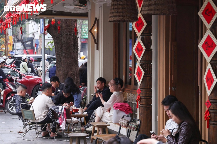 Không ít người ghé lại những góc phố quen thuộc, nhâm nhi ly cà phê và hàn huyên những câu chuyện cuối năm trong không khí nhẹ nhàng, thư thái,