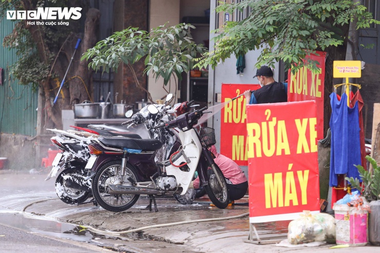 Ngày đầu nghỉ Tết, Hà Nội vắng xe, người dân thong dong dạo phố - 7