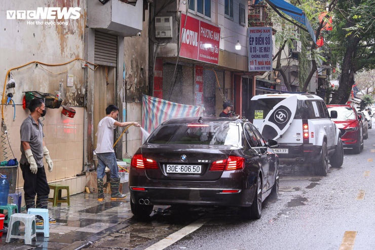 Dọn dẹp nhà cửa, rửa xe… là những hình ảnh quen thuộc của người dân Thủ đô trong dịp nghỉ Tết. Mỗi gia đình đều tất bật hoàn tất công việc, chuẩn bị không gian gọn gàng, tươm tất để đón năm mới.