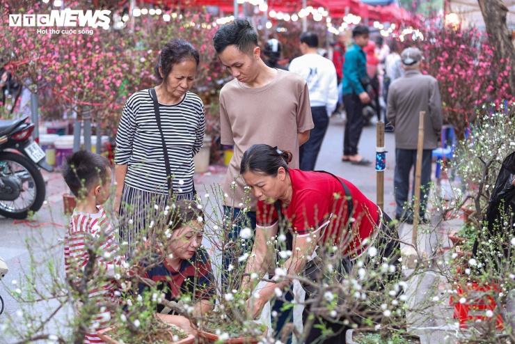Anh Hoàng Long (phường Hoàn Kiếm) chia sẻ: “Hôm nay mới chính thức được nghỉ nên tôi tranh thủ đi chọn một cành đào ưng ý về trưng Tết, chiều sẽ dọn nốt nhà cửa. Làm xong từng việc lại thấy Tết như đến gần hơn”.
