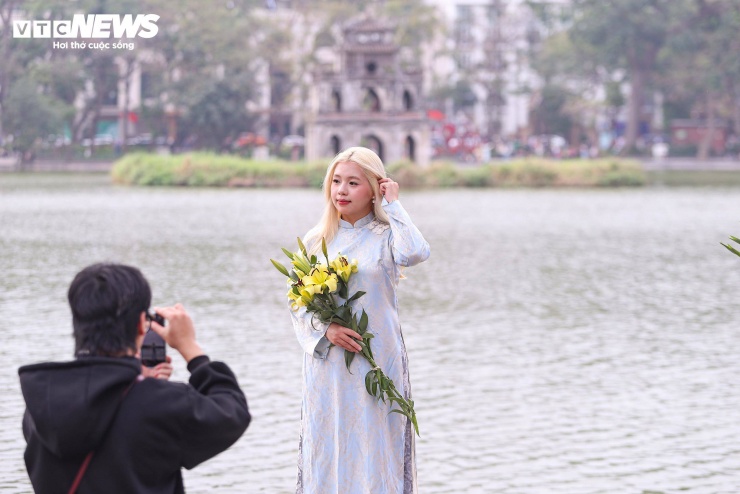 Ngày đầu nghỉ Tết, Hà Nội vắng xe, người dân thong dong dạo phố - 21