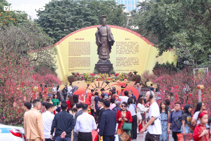 Không gian hoa xuân tại khu vực tượng đài Lý Thái Tổ cũng thu hút đông đảo người dân và du khách đến tham quan, chụp ảnh.